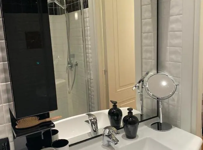 Merveilleux 2p, à 50 M De La Plage, En Plein Centre Menton