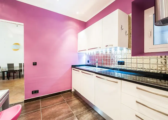 Merveilleux 2p, A 50 M De La Plage, En Plein Centre 芒通