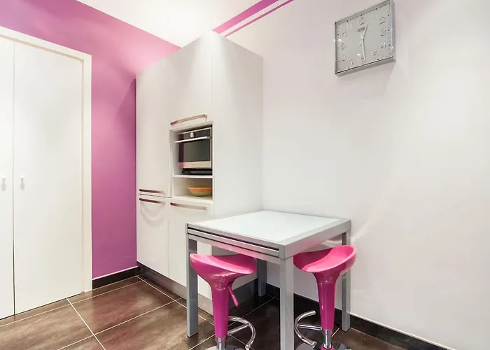 Merveilleux 2p, A 50 M De La Plage, En Plein Centre *